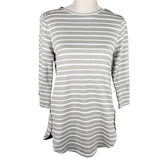 Chico's Zenergy Textured Top S 4-6 Gray White Stripe 0 Envelope Hem New - Picture 3 of 14